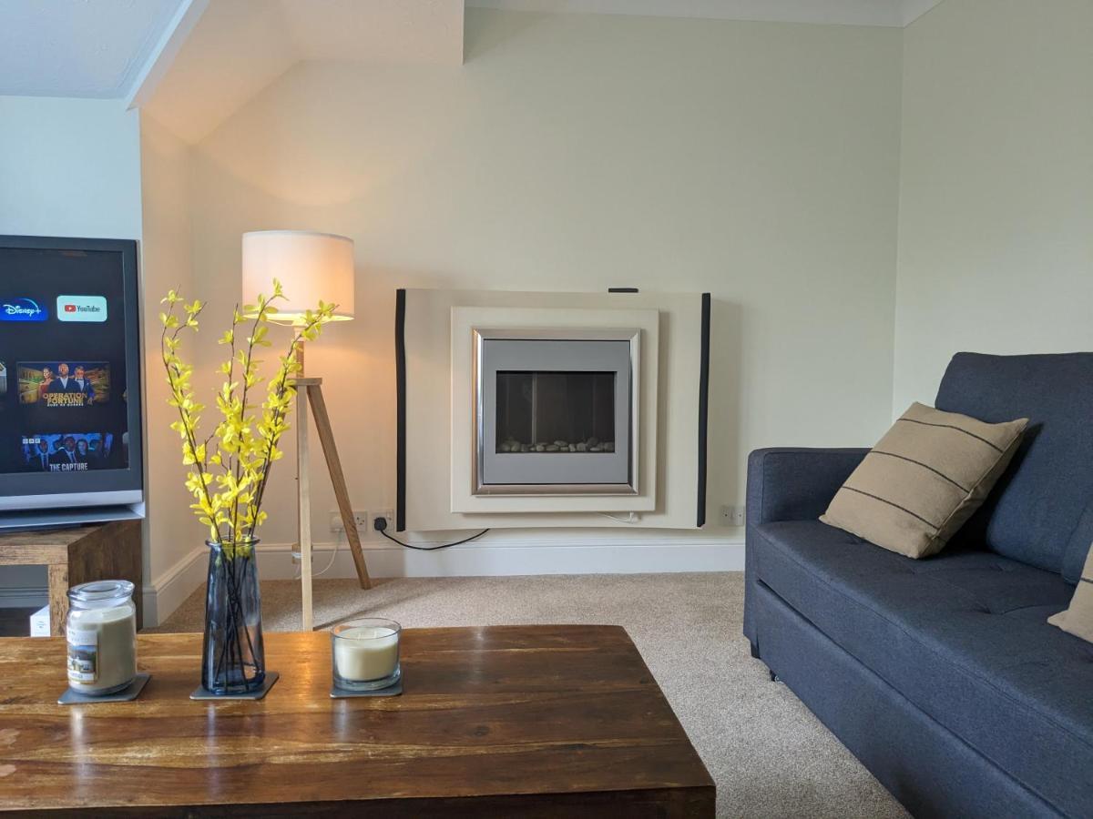 Large Apartment With Parking Guildford Exterior photo