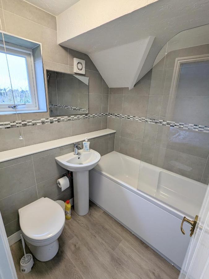 Large Apartment With Parking Guildford Exterior photo