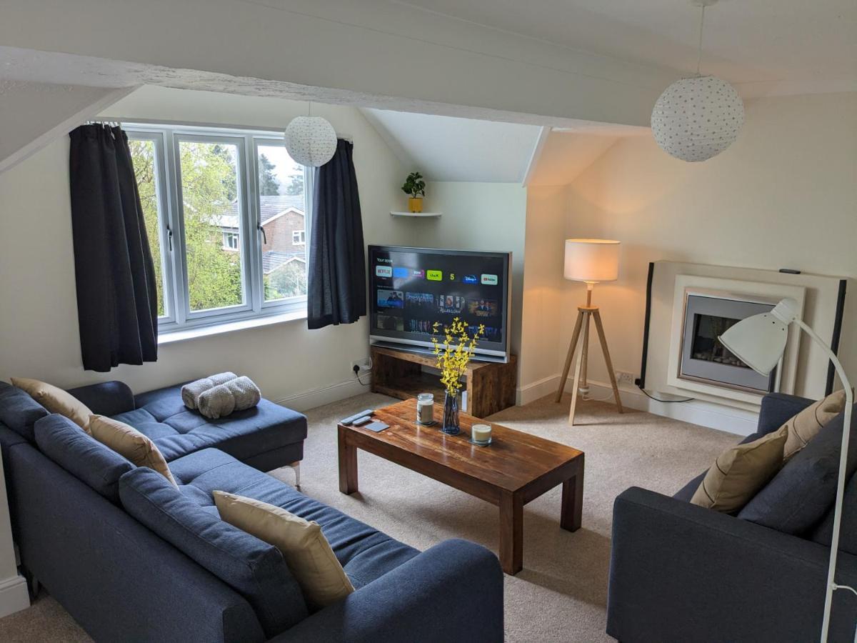 Large Apartment With Parking Guildford Exterior photo